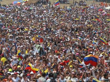 Miles de personas asisten al concierto benéfico por Venezuela