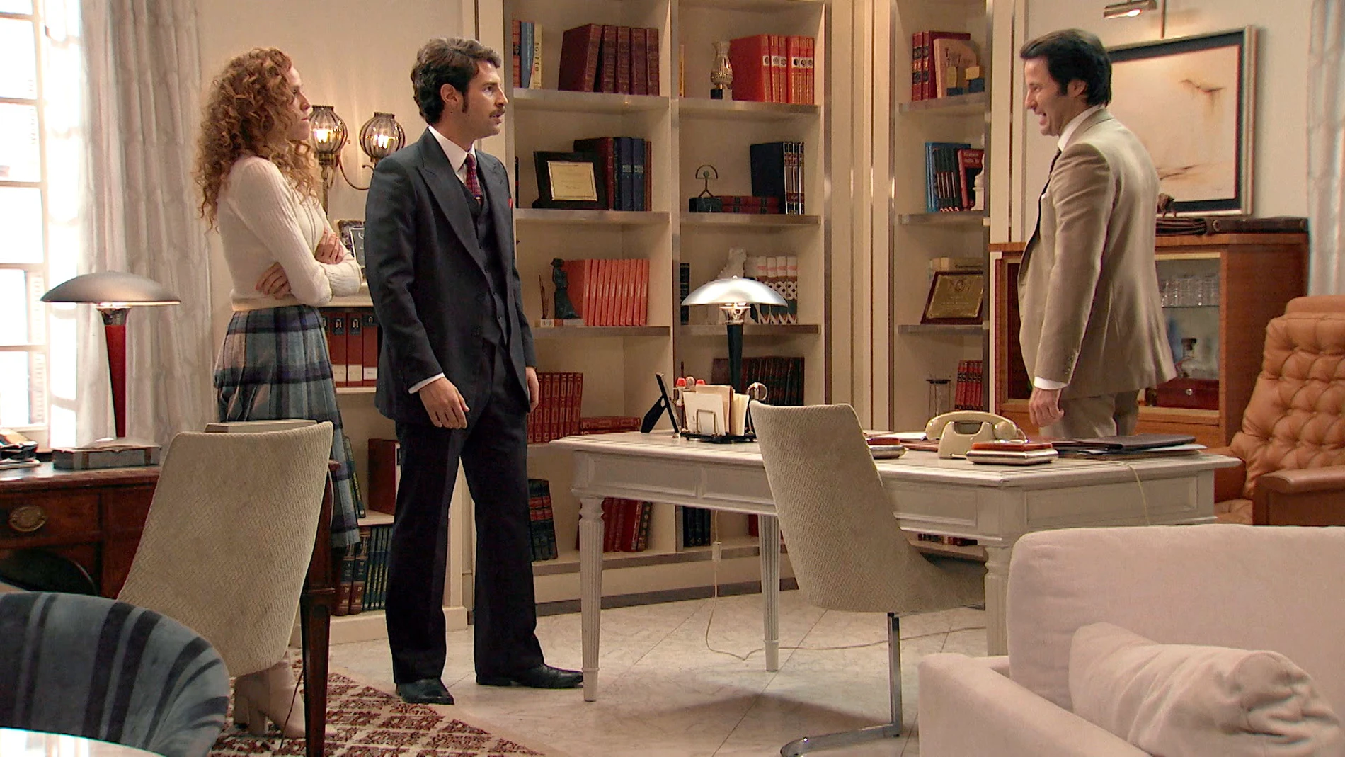 Natalia y Carlos se enfrentan a Gabriel con desprecio por sus sucias artimañas en los negocios
