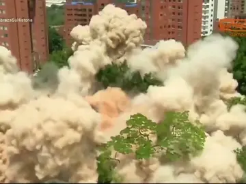 Demuelen el edificio en el que vivió el narcotraficante Pablo Escobar en Medellín Demuelen el edificio en el que vivió el narcotraficante Pablo Escobar en Medellín