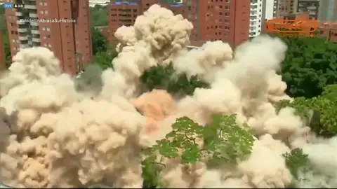 Demuelen el edificio en el que vivió el narcotraficante Pablo Escobar en Medellín Demuelen el edificio en el que vivió el narcotraficante Pablo Escobar en Medellín