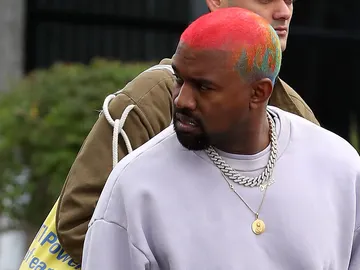 El colorido pelo de Kanye West  El colorido pelo de Kanye West