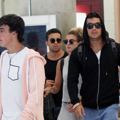 Mario Casas junto a sus hermanos Óscar, Sheila y Christian