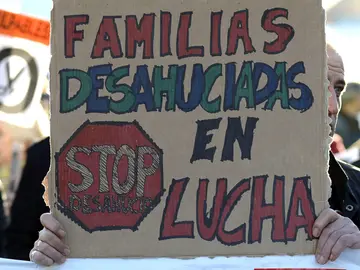 Imagen de archivo: Un hombre sujeta una pancarta durante una manifestación contra los desahucios Imagen de archivo: Un hombre sujeta una pancarta durante una manifestación contra los desahucios