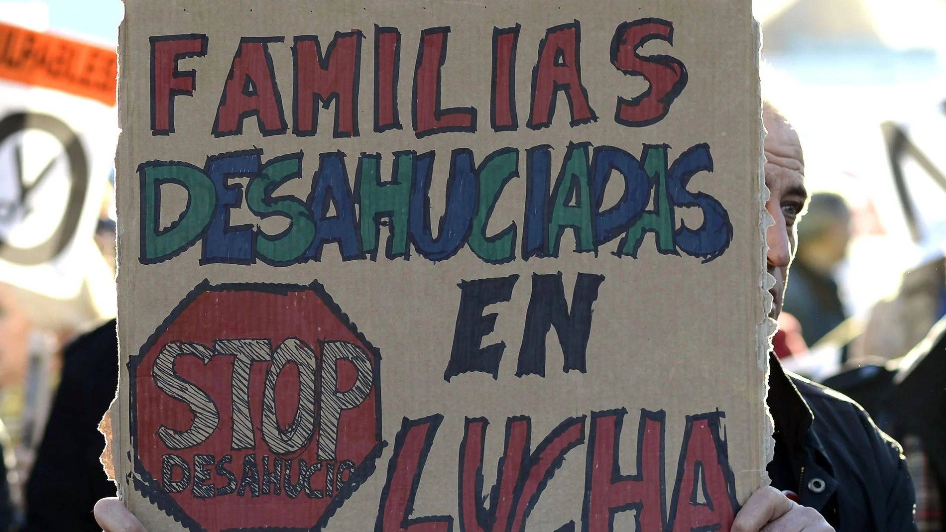 Imagen de archivo: Un hombre sujeta una pancarta durante una manifestación contra los desahucios Imagen de archivo: Un hombre sujeta una pancarta durante una manifestación contra los desahucios