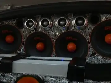 Prohibido poner la música alta en el coche Prohibido poner la música alta en el coche