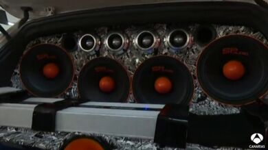 Prohibido poner la música alta en el coche