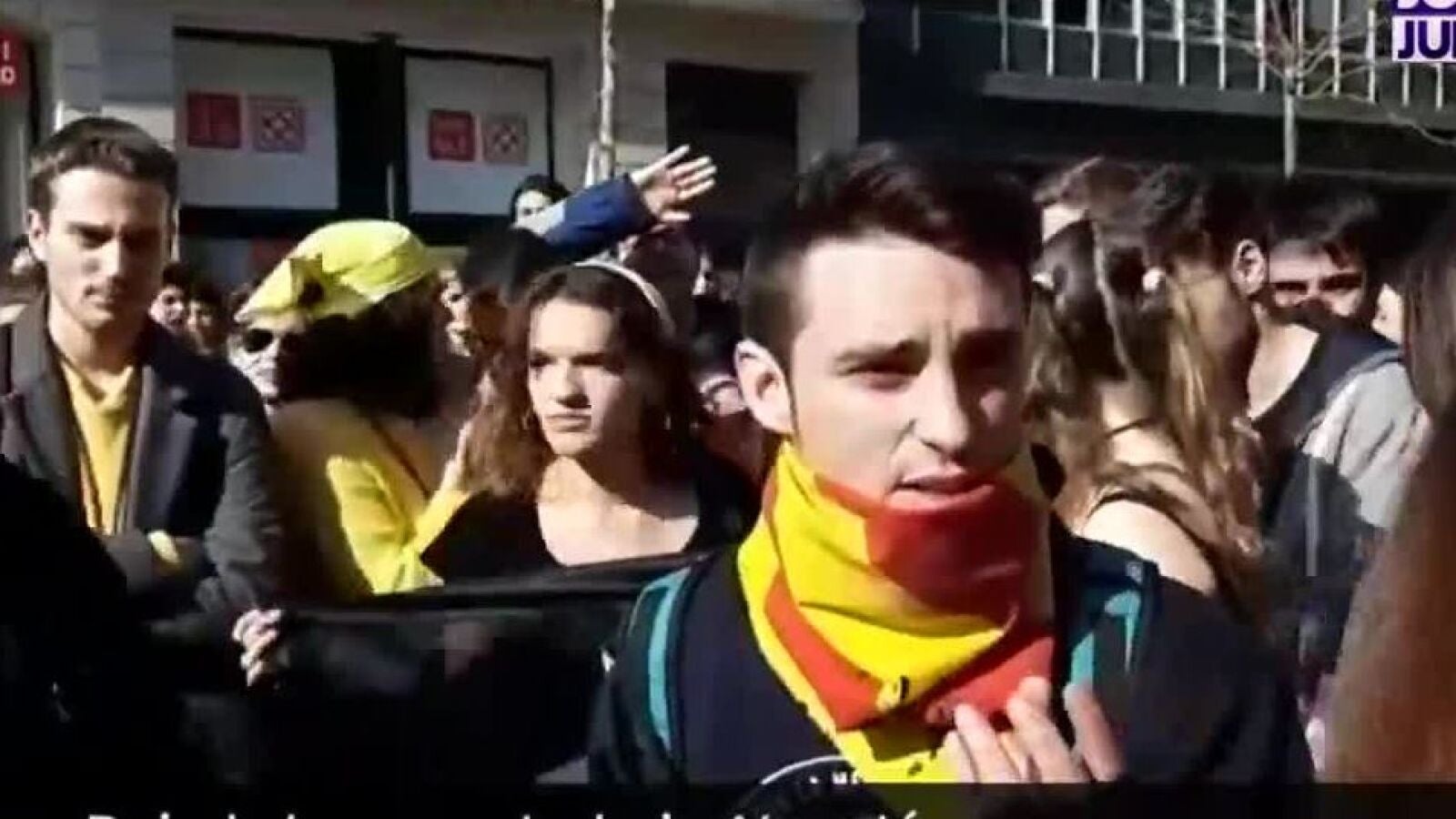 Varios jóvenes se enfrentan a un manifestante que boicoteó el directo de Blanca Basiano: 