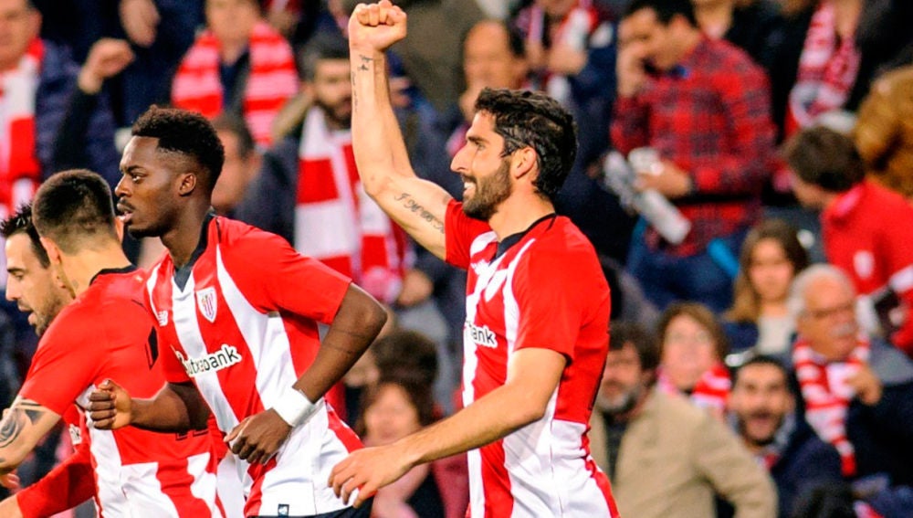 El centrocampista del Athlétic, Raúl García, celebra su gol ante el Eibar