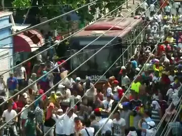 REEMPLAZO | Una veintena de heridos por los gases lacrimógenos lanzados por militares venezolanos contra los ciudadanos que quieren pasar a Colombia REEMPLAZO | Una veintena de heridos por los gases lacrimógenos lanzados por militares venezolanos contra los ciudadanos que quieren pasar a Colombia