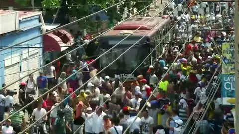 REEMPLAZO | Una veintena de heridos por los gases lacrimógenos lanzados por militares venezolanos contra los ciudadanos que quieren pasar a Colombia REEMPLAZO | Una veintena de heridos por los gases lacrimógenos lanzados por militares venezolanos contra los ciudadanos que quieren pasar a Colombia