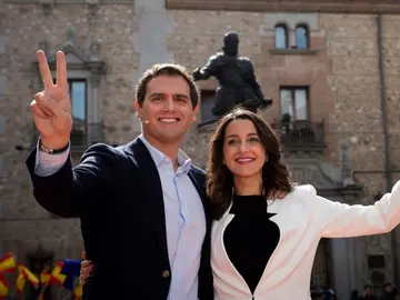 Noticias fin de semana (23-02-19) Inés Arrimadas anuncia su candidatura a las primarias de Ciudadanos por Barcelona para las generales del 28A Noticias fin de semana (23-02-19) Inés Arrimadas anuncia su candidatura a las primarias de Ciudadanos por Barcelona para las generales del 28A