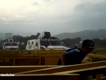 Tres miembros de la Guardia Nacional de Venezuela rompen con su tanqueta la barrera en la frontera con Colombia para desertar Tres miembros de la Guardia Nacional de Venezuela rompen con su tanqueta la barrera en la frontera con Colombia para desertar