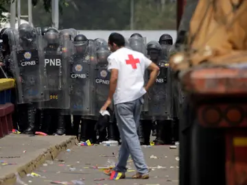 Noticias fin de semana (23-02-19) El Ejército venezolano impide el paso a los camiones con ayuda humanitaria que llegan desde Colombia Noticias fin de semana (23-02-19) El Ejército venezolano impide el paso a los camiones con ayuda humanitaria que llegan desde Colombia