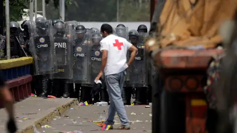 Noticias fin de semana (23-02-19) El Ejército venezolano impide el paso a los camiones con ayuda humanitaria que llegan desde Colombia Noticias fin de semana (23-02-19) El Ejército venezolano impide el paso a los camiones con ayuda humanitaria que llegan desde Colombia