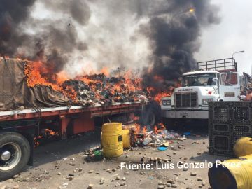 Camión incendiado en Venezuela