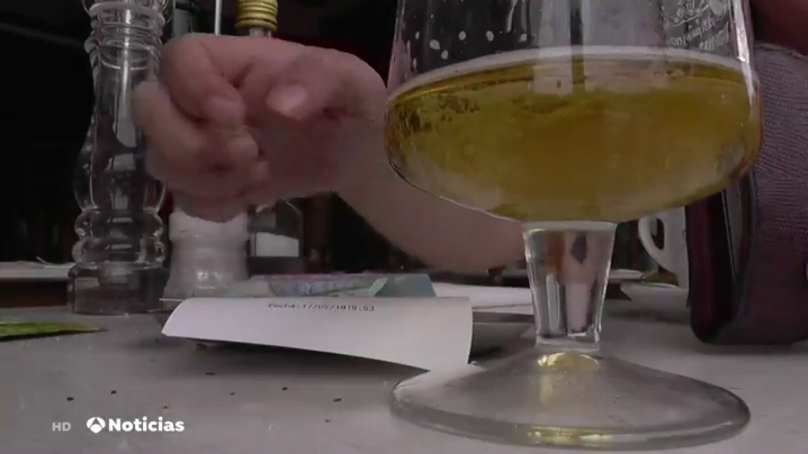 Micromachismos en los bares: el 75% de las mujeres reconoce que las bebidas alcohólicas se las sirven a ellos 