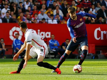 Gerard Piqué, en acción ante el Sevilla