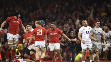 Los jugadores de Gales celebran el triunfo ante Inglaterra