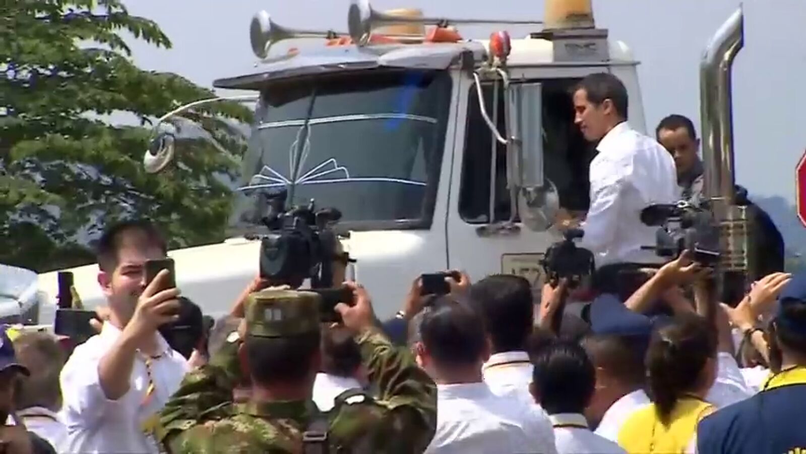 Los camiones descargan la ayuda humanitaria ante la imposibilidad de pasar a Venezuela