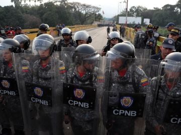 Agentes venezolanos bloquean el paso sobre el Puente Simón Bolívar Agentes venezolanos bloquean el paso sobre el Puente Simón Bolívar