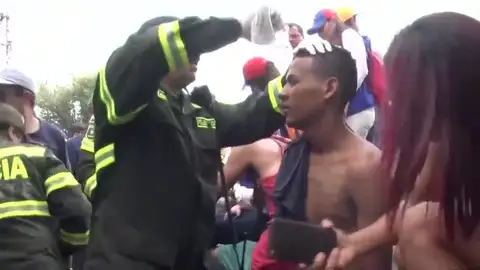 El Gobierno colombiano cifra en 285 los heridos por los enfrentamientos en la frontera con Venezuela El Gobierno colombiano cifra en 285 los heridos por los enfrentamientos en la frontera con Venezuela