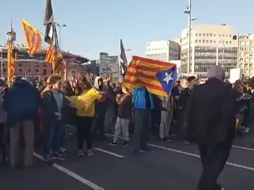 Un millar de personas protesta contra el Rey frente al pabellón donde se inaugurará el MWC Un millar de personas protesta contra el Rey frente al pabellón donde se inaugurará el MWC