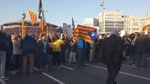Un millar de personas protesta contra el Rey frente al pabellón donde se inaugurará el MWC Un millar de personas protesta contra el Rey frente al pabellón donde se inaugurará el MWC