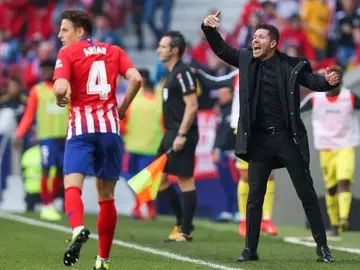 Simeone da instrucciones a sus jugadores en la banda del Metropolitano Simeone da instrucciones a sus jugadores en la banda del Metropolitano