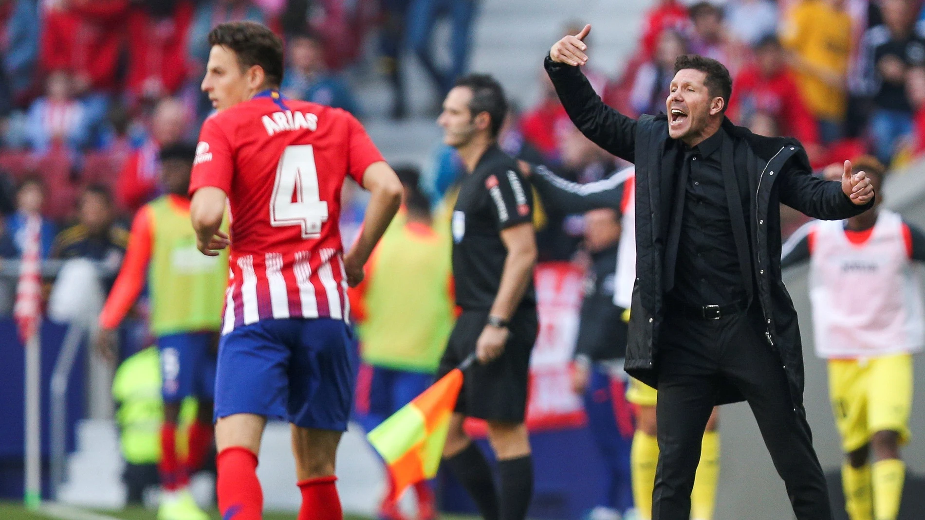 Simeone da instrucciones a sus jugadores en la banda del Metropolitano Simeone da instrucciones a sus jugadores en la banda del Metropolitano