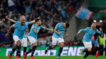 Los jugadores del City explotan de júbilo tras ganar la Copa de la Liga