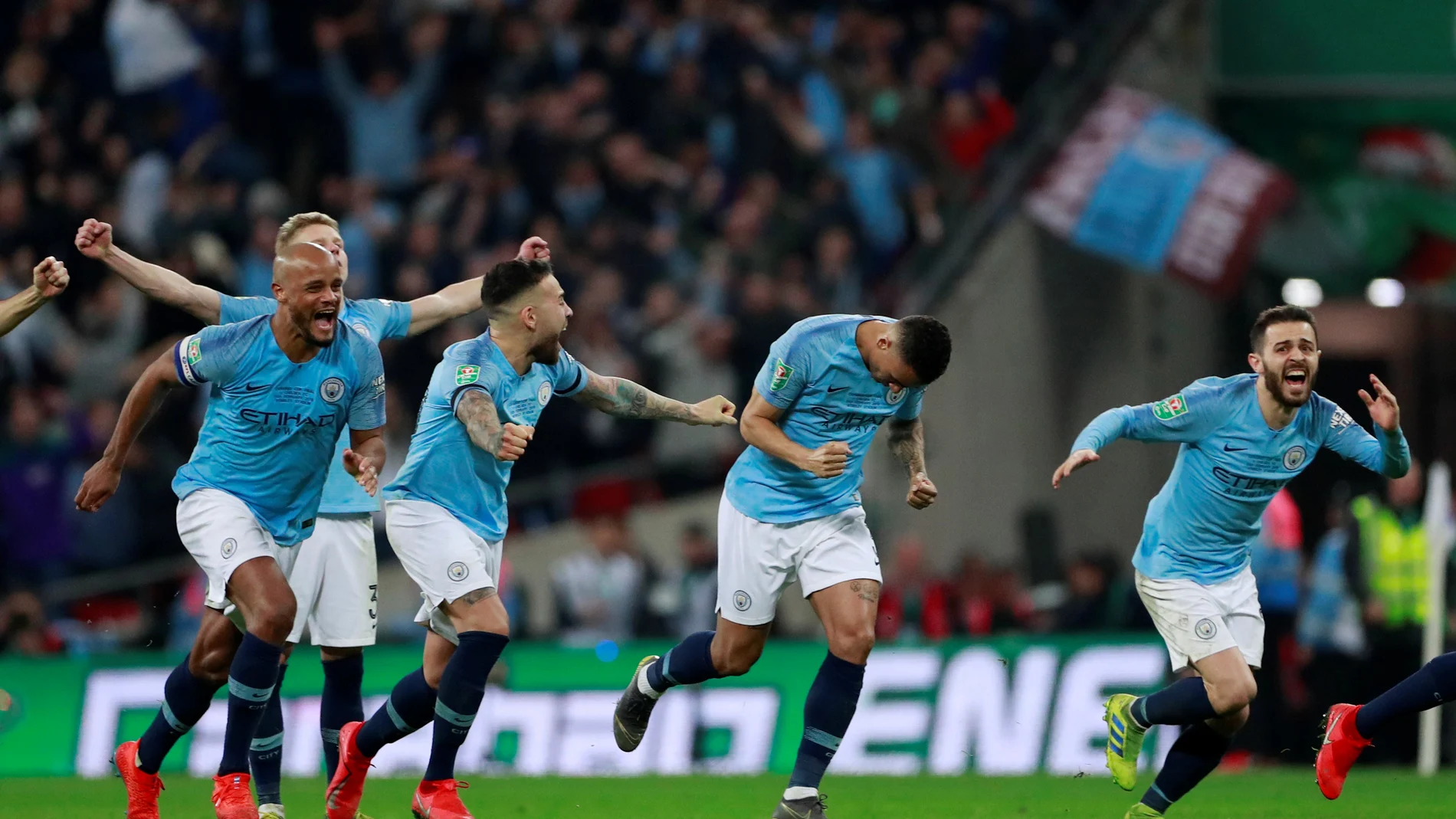 Los jugadores del City explotan de júbilo tras ganar la Copa de la Liga Los jugadores del City explotan de júbilo tras ganar la Copa de la Liga