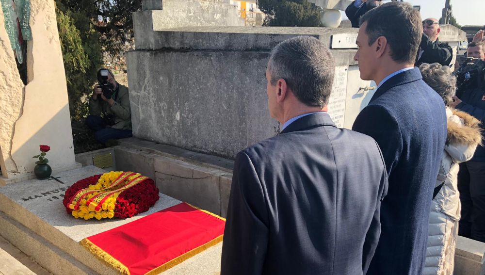 Pedro Sánchez rinde homenaje ante la tumba de Manuel Azaña en el cementerio de Montauban, Francia