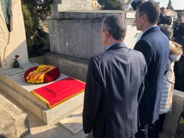 Pedro Sánchez rinde homenaje ante la tumba de Manuel Azaña en el cementerio de Montauban, Francia