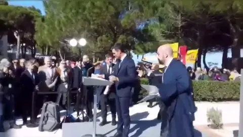 Independentistas catalanes boicotean el acto de Sánchez en la tumba de Machado en Francia Independentistas catalanes boicotean el acto de Sánchez en la tumba de Machado en Francia