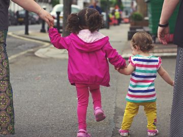 Imagen de archivo de dos niñas andando por la calle.