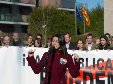 Inés Arrimadas frente a la residencia de Carles Puigdemont en Waterloo Inés Arrimadas frente a la residencia de Carles Puigdemont en Waterloo