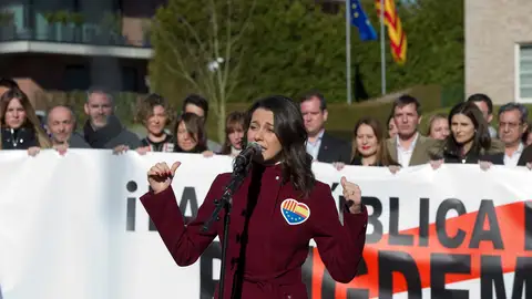 Inés Arrimadas frente a la residencia de Carles Puigdemont en Waterloo Inés Arrimadas frente a la residencia de Carles Puigdemont en Waterloo
