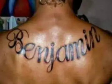 El tatuaje que el joven se hizo con el nombre del recién nacido en la espalda El tatuaje que el joven se hizo con el nombre del recién nacido en la espalda
