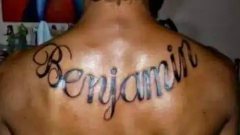 El tatuaje que el joven se hizo con el nombre del recién nacido en la espalda El tatuaje que el joven se hizo con el nombre del recién nacido en la espalda
