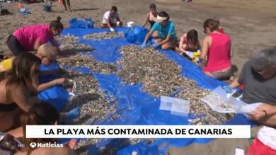 Un grupo de voluntarios limpia la playa más contaminada de Canarias, que recibe basura del norte del Europa