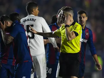 El árbitro charla con el VAR El árbitro charla con el VAR