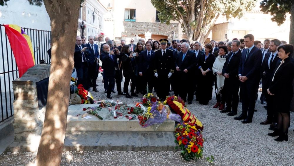 Políticos e intelectuales frente a la tumba de Manuel Azaña en el 80 aniversario de la II República