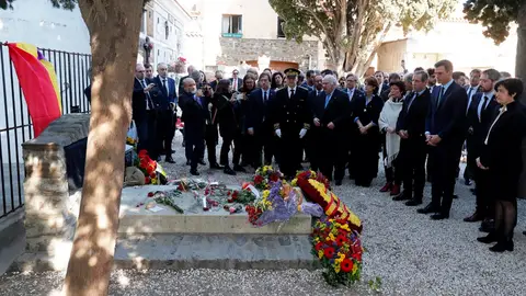 Políticos e intelectuales frente a la tumba de Manuel Azaña en el 80 aniversario de la II República Políticos e intelectuales frente a la tumba de Manuel Azaña en el 80 aniversario de la II República