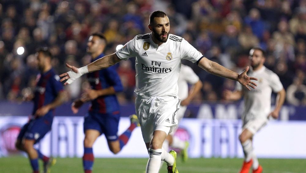 Benzema celebra el 0-1 en el Ciutat de Valencia