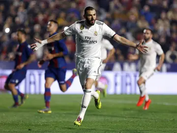 Benzema celebra el 0-1 en el Ciutat de Valencia Benzema celebra el 0-1 en el Ciutat de Valencia
