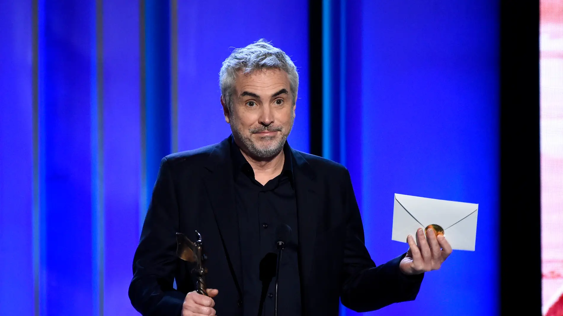 Alfonso Cuarón recogiendo el premio Spirit por 'Roma'