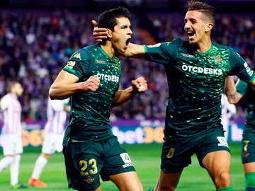 Los jugadores del Betis, Aissa Mandi y Zouhair Feddal, celebran un gol ante el Valladolid Los jugadores del Betis, Aissa Mandi y Zouhair Feddal, celebran un gol ante el Valladolid