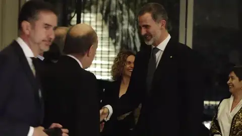 Torra planta al rey en el saludo protocolario al llegar a la cena del Mobile Torra planta al rey en el saludo protocolario al llegar a la cena del Mobile