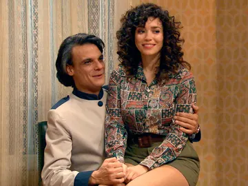 Amelia y Jesús fingen una relación para acabar con las sospechas de Marcelino Amelia y Jesús fingen una relación para acabar con las sospechas de Marcelino