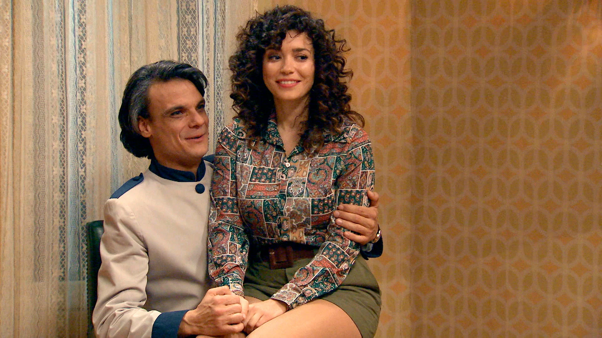 Amelia y Jesús fingen una relación para acabar con las sospechas de Marcelino Amelia y Jesús fingen una relación para acabar con las sospechas de Marcelino